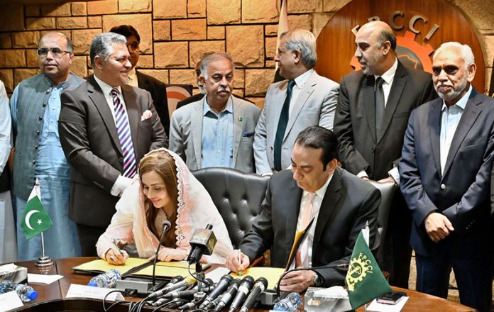 President of FPCCI, Atif Ikram Sheikh, and Project Director IMAC / Sr. Consultant (Research) Ministry of Law and Justice, Ms. Aisha Rasool, sign an MoU as Federal Minister for Law and Justice, Senator Azam Nazeer Tarar, witnesses the Memorandum of Cooperation signing ceremony between the International Mediation and Arbitration Center and the Federation of Pakistan Chambers of Commerce & Industry (FPCCI)