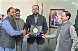 Federal Minister for Overseas Pakistanis and Human Resource Development, Chaudhry Salik Hussain, being presented a memento by members of the journalist community during the Hajj 2026 balloting ceremony for Islamabad-based industrial workers at the Workers Welfare Fund Secretariat.