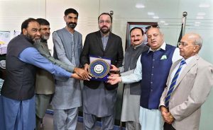 Federal Minister for Overseas Pakistanis and Human Resource Development, Chaudhry Salik Hussain, being presented a memento by members of the journalist community during the Hajj 2026 balloting ceremony for Islamabad-based industrial workers at the Workers Welfare Fund Secretariat.