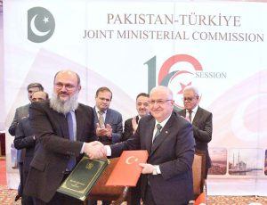 Commerce Minister Jam Kamal Khan and Türkiye’s Minister of National Defense Yaşar Güler shake hands after signing the Protocol of the 16th Türkiye–Pakistan Joint Economic Commission, reaffirming commitment to stronger trade and economic partnership.