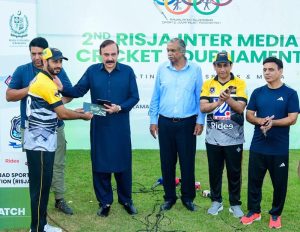 Federal Minister for Parliamentary Affairs, Dr. Tariq Fazal Chaudhary, distributing prizes and shield as a Chief Guest in RISJA Media Cricket Tournament