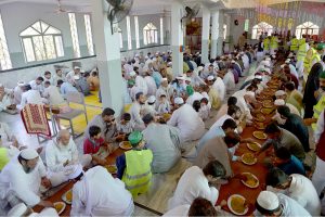 Volunteers serving langar to participants of Eid Milad-un-Nabi (SAWW) rally at the shrine of Hazrat Sheikh Junaid Baba Ji