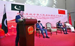 Chinese Consul General Yang Yundong, Sindh Chief Minister Syed Murad Ali Shah, Sindh Governor Kamran Tessori and diplomats cutting a cake during reception to mark the 76th anniversary of the founding of the People’s Republic of China.