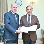 Advisor to the Palestinian President on Religious Affairs and Chief Justice of the Shariat Court of Palestine, Mahmoud Siddiqui Alhabash presenting a letter by Palestinian President Mehmoud Abbas to Prime Minister Muhammad Shehbaz Sharif