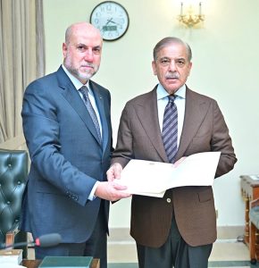 Advisor to the Palestinian President on Religious Affairs and Chief Justice of the Shariat Court of Palestine, Mahmoud Siddiqui Alhabash presenting a letter by Palestinian President Mehmoud Abbas to Prime Minister Muhammad Shehbaz Sharif