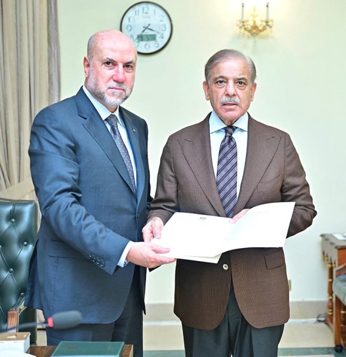 Advisor to the Palestinian President on Religious Affairs and Chief Justice of the Shariat Court of Palestine, Mahmoud Siddiqui Alhabash presenting a letter by Palestinian President Mehmoud Abbas to Prime Minister Muhammad Shehbaz Sharif