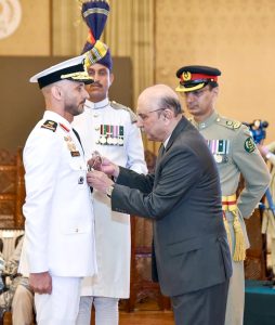 President Asif Ali Zardari confers the Nishan-e-Imtiaz (Military) on Commander of the UAE Naval Forces, Staff Major General Humaid Abdulla Alremeithi, at Aiwan-e-Sadr.