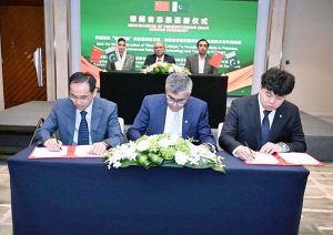 President Asif Ali Zardari, with First Lady Bibi Aseefa Bhutto Zardari and Chairman PPP Bilawal Bhutto Zardari, witnesses the signing of a tripartite MoU for the construction of Shennong College, a vocational institute to train Pakistani farmers, signed by Longping High-Tech, Beijing Jialong Technology and ASM Services.