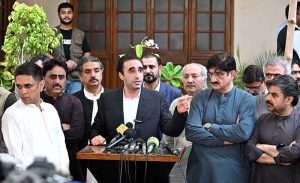 Chairman Pakistan People’s Party Bilawal Bhutto Zardari talking to media persons after visiting at Sukkur Barrage.