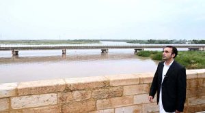 Chairman Pakistan People’s Party Bilawal Bhutto Zardari talking to media persons after visiting at Sukkur Barrage.