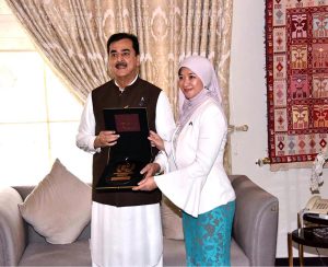 Chairman Senate, Syed Yusuf Raza Gillani, presenting a souvenir to Ar. Siti Rozaimeriyanty Dato Haji Abdul Rahman, Secretary General of the ASEAN Inter-Parliamentary Assembly (AIPA), at his residence