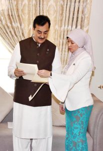 Chairman Senate, Syed Yusuf Raza Gillani, presenting a souvenir to Ar. Siti Rozaimeriyanty Dato Haji Abdul Rahman, Secretary General of the ASEAN Inter-Parliamentary Assembly (AIPA), at his residence