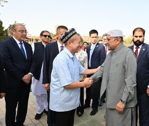 President Zardari visits Etigar Mosque in Kashgar