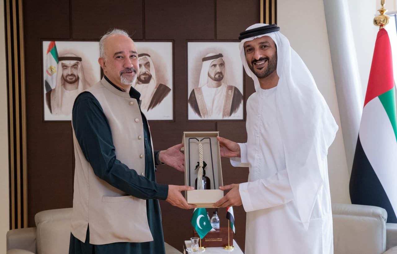 Amb. Tirmizi meets UAE minister; reaffirms Pakistan's resolve to deepen ties