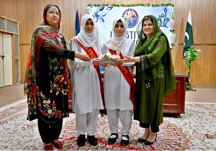 Parliamentary Secretary, Ministry of Federal Education and Professional Training, Ms. Farah Naz Akbar participating in a candle exchange between the head girls of outgoing and incoming office bearers during the Student Council Investiture Ceremony 2025-26 of Islamabad Model College for Girls I-10/4 sector