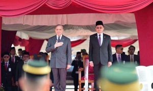 Prime Minister Muhammad Shehbaz Sharif inspects the Guard of Honour at Malaysian Prime Minister's Office (Purdana Putra).