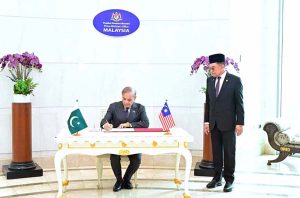 Prime Minister Muhammad Shehbaz Sharif records his remarks in visitors' book at the Prime Minister office of Malaysia (Purdana Putra).