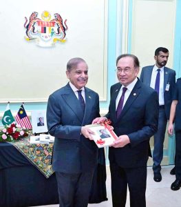 Prime Minister Muhammad Shehbaz Sharif launches Urdu translation of "Script", a book written by Prime Minister of Malaysia Dato Seri Anwar Ibrahim.