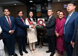 Director News APP, Shumaila Andleeb, presenting a souvenir to Mr. Gao Anming, Editor-in-Chief of China International Communications Group (CICG), during the visit of a delegation from the Academy of Contemporary China & World Studies (ACCWS) to the Associated Press of Pakistan (APP) Headquarters.