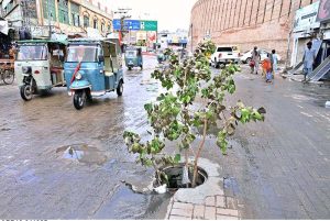 A view of sewerage manhole open on the middle of Station Road may cause any mishap and needs the attention of concerned authorities.