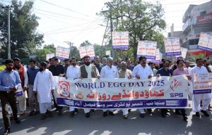 Members of the Poultry Association along with citizens taking out a walk and distributing eggs among the public in connection with World Egg Day.