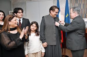 Syed Jamal Shah, a prominent figure in Pakistan’s art and culture, speaks after receiving the Chevalier de l’Ordre des Arts et des Lettres from France during a ceremony at the French Ambassador’s residence in Islamabad, attended by diplomats, artists, and cultural figures.