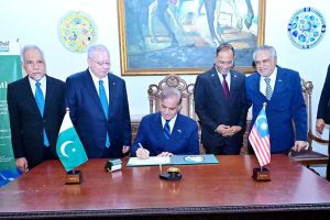 Prime Minister Muhammad Shehbaz Sharif records his remarks in the visitors' book of the International Islamic University of Malaysia.