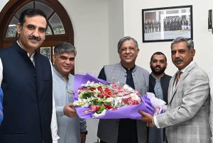 Advocate General Punjab, Muhammad Amjad Pervaiz, presents a bouquet to Federal Minister for Law and Justice, Azam Nazir Tarar, to welcome him at the Advocate General’s Office, Punjab.