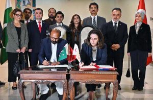 Minister of State for Culture and Heritage Huzaifa Rehman alongwith Turkish Ambassador to Pakistan Dr. Irfan Neziroglu cutting ribbon to launch Art & Photography Exhibition titled “Common Heroes of Pakistan & Türkiye” at PNCA.
