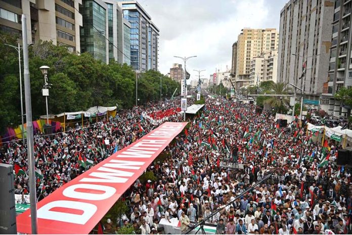 A large number of people participating in Gaza March on Sharah-e-Faisal organized by Jamaat-e-Islami