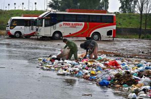 A view of massive traffic jam at Islamabad Expressway during rain that experienced the Federal Capital.