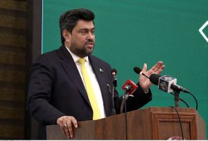 Governor Sindh Kamran Khan Tessori presenting a certificate during the Graduation Ceremony of the 44th Mid-Career Management Course (MCMC) at the National Institute of Public Administration (NIPA) Auditorium