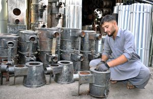 A vendor is busy preparing a traditional stove (Angethi) to meet rising demand for the winter season.