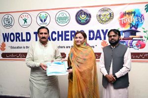 Students are presenting flowers bouquet to teacher to greet her on the occasion of World Teachers' Day during a seminar held at DPS School and College.