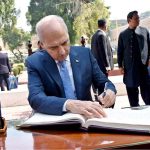 Speaker of the Grand National Assembly of Türkiye, Professor Dr. Numan Kurtulmuş, writes his impressions in the visitors’ book at the mausoleum of the Pakistan’s national poet, Allama Muhammad Iqbal