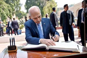 Speaker of the Grand National Assembly of Türkiye, Professor Dr. Numan Kurtulmuş, writes his impressions in the visitors’ book at the mausoleum of the Pakistan’s national poet, Allama Muhammad Iqbal