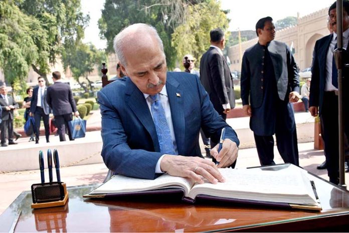Speaker of the Grand National Assembly of Türkiye, Professor Dr. Numan Kurtulmuş, writes his impressions in the visitors’ book at the mausoleum of the Pakistan’s national poet, Allama Muhammad Iqbal