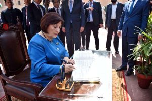 Speaker of the Grand National Assembly of Türkiye, Professor Dr. Numan Kurtulmuş, writes his impressions in the visitors’ book at the mausoleum of the Pakistan’s national poet, Allama Muhammad Iqbal