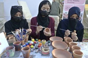 Stall holders decorate flowers during the Islamabad Sheher Mela, which is celebrating the 65th Anniversary of Islamabad’s Master Plan in connection with World Cities Day at F-9 Park.