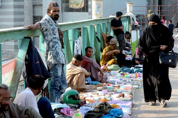 Vendors occupy the overhead pedestrian bridge, causing hardship for people Vendors occupy the overhead pedestrian bridge, causing hardship for people
