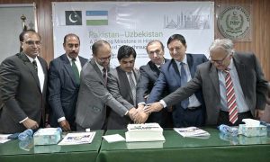 Minister of State/Special Assistant to the Prime Minister on National Heritage and Culture, Huzaifa Rehman along with other dignitaries cutting cake during a Seminar on Pakistan-Uzbekistan: A growing Milestone in History Culture and Trade through Media at Press Council of Pakistan.