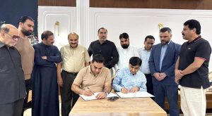President Islamabad Chamber of Commerce and Industry, Sardar Tanvir Mehmood, and President Pakistan Business Forum, Aqeel Arien, sign a Memorandum of Understanding (MoU) between the Pakistan Business Forum (PBF) and Islamabad Chamber of Commerce and Industry.