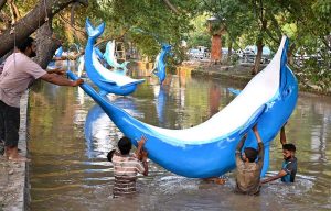 PHA workers installing a dolphin sculpture in the canal as part of beautification and decoration work in the Provincial Capital.