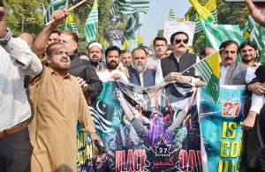 APP39-271025 PESHAWAR: October 27 – Khyber Pakhtunkhwa Governor Faisal Karim Kundi addresses participants after leading a rally held to observe Kashmir Black Day at Governor’s House.