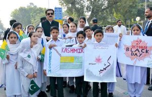 APP39-271025 PESHAWAR: October 27 – Khyber Pakhtunkhwa Governor Faisal Karim Kundi addresses participants after leading a rally held to observe Kashmir Black Day at Governor’s House.