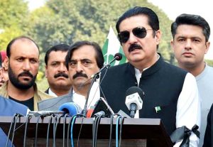 APP39-271025 PESHAWAR: October 27 – Khyber Pakhtunkhwa Governor Faisal Karim Kundi addresses participants after leading a rally held to observe Kashmir Black Day at Governor’s House.