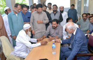 Federal Minister for Investment Board, Qaiser Ahmad Sheikh, holding an open court at his Dera.
