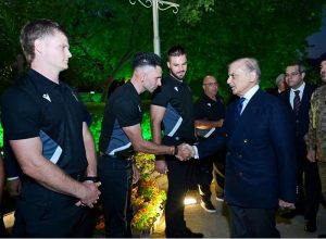 Prime Minister Muhammad Shehbaz Sharif interacts with the management and players of South African Cricket team