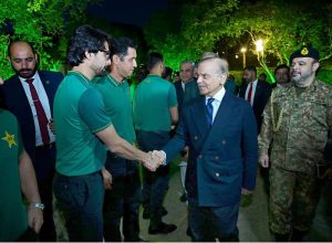 Prime Minister Muhammad Shehbaz Sharif interacts with the management and players of South African Cricket team
