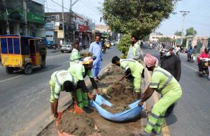 Municipal Corporation and PHA workers are busy in beautification work of the green belt of Victoria Hospital Main Road.